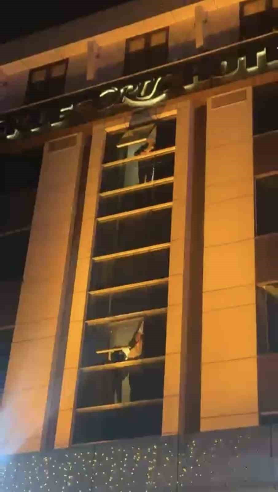 BURSA’DA OTEL YANGINI… MAHSUR KALANLAR VAR