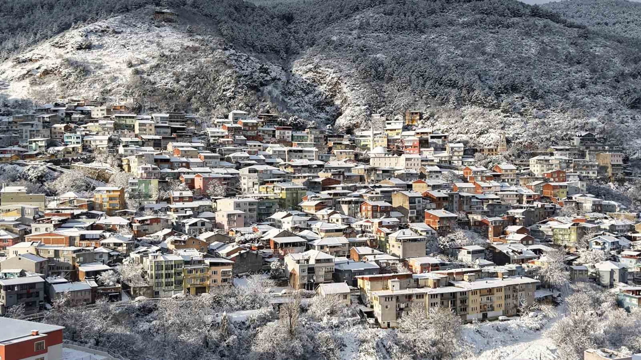 BURSA’DA ŞEHİR MERKEZİNE YAĞAN KAR YAĞIŞIYLA BİRLİKTE ULUDAĞ'IN ETEKLERİNDEKİ TARİHİ EVLER...