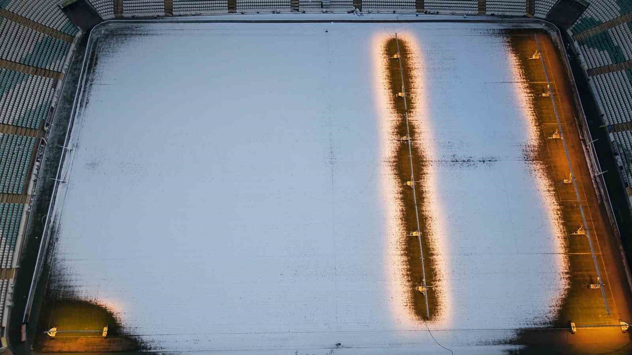 BURSA’DA SİMGE HALİNE GELEN MEKANLAR BEYAZA BÜRÜNÜRKEN, TİMSAH ARENA STADYUMU'NUN KARLA KAPLI HALİ...