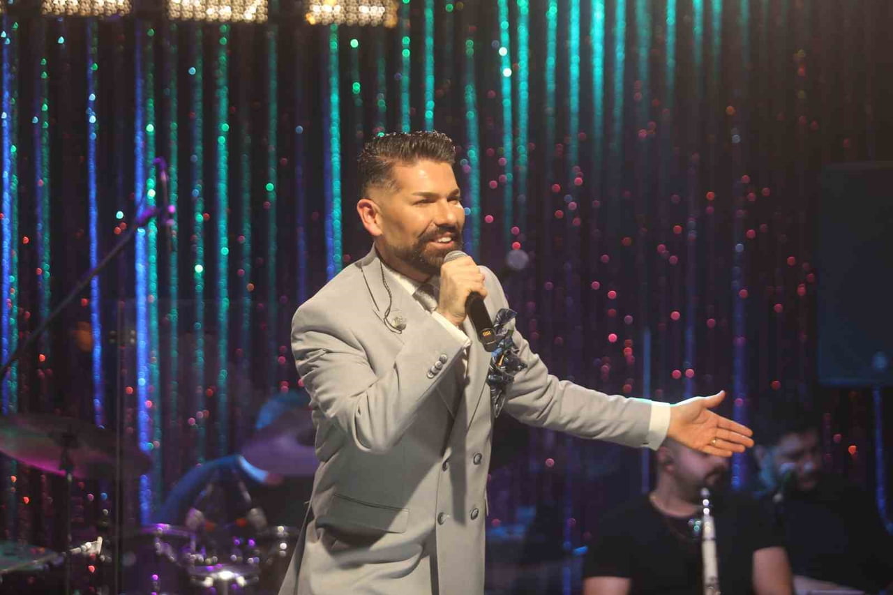 BURSA GECELERİNDE MEHMET ÇEVİK RÜZGÂRI: SAHNESİ YİNE DOLUP TAŞTI