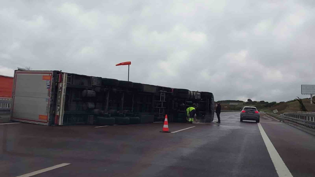 BURSA İSTANBUL OTOBANINDA FIRTINA VİYADÜKTEN GEÇEN BİR TIRI DEVİRDİ. TIR SÜRÜCÜSÜ KAZAYI HAFİF...