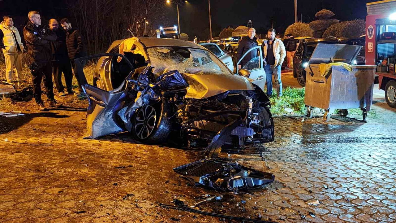 BURSA MUSTAFAKEMALPAŞA'DA İKİ OTOMOBİLİN KAFA KAFAYA ÇARPIŞTIĞI KAZADA 3 KİŞİ AĞIR YARALANDI....