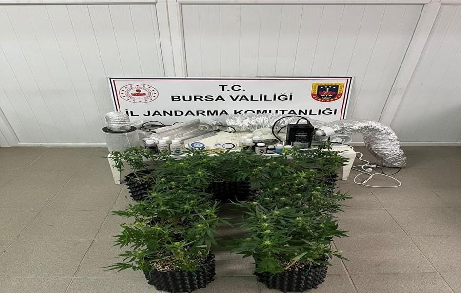 BURSA’NIN İNEGÖL İLÇESİNDE JANDARMA EKİPLERİNCE DÜZENLENEN OPERASYONDA, BİR İKAMETTE ESRAR...