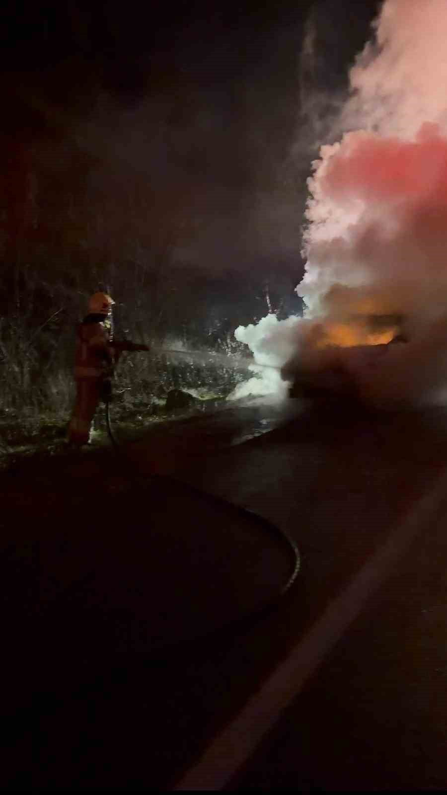 BURSA’NIN KESTEL İLÇESİNDE SEYİR HALİNDEKİ BİR OTOMOBİL, MOTOR KISMINDAN ÇIKAN YANGIN SONUCU ALEV...