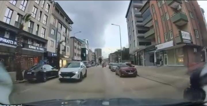 BURSA’NIN NİLÜFER İLÇESİNDE PARK HALİNDEKİ ARAÇLARIN ARASINDAN YOLA ÇIKAN YAYAYA OTOMOBİL...