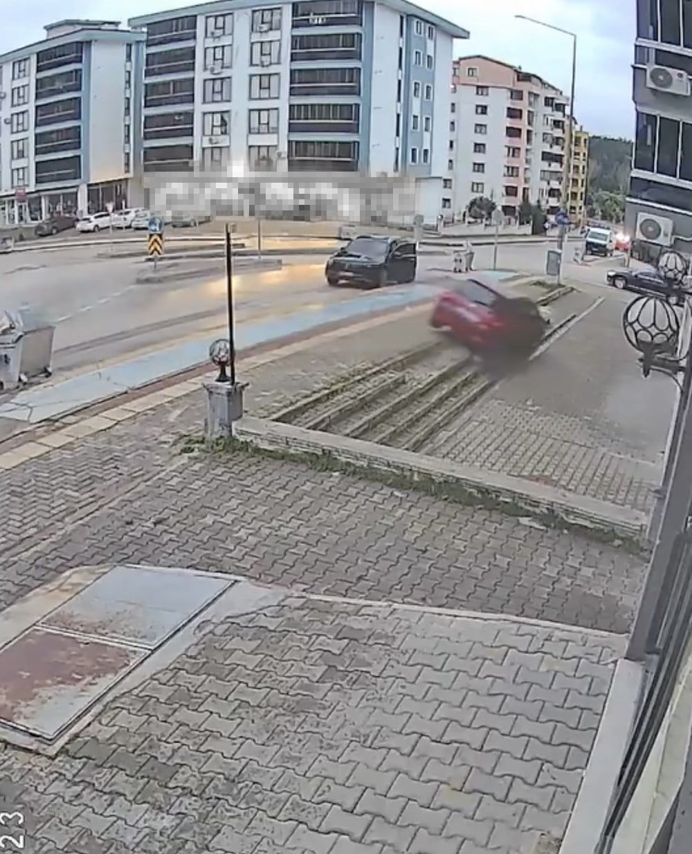 BURSA’NIN OSMANGAZİ İLÇESİNDE DİREKSİYON DERSİ SIRASINDA SÜRÜCÜNÜN FREN YERİNE GAZA BASMASI SONUCU...