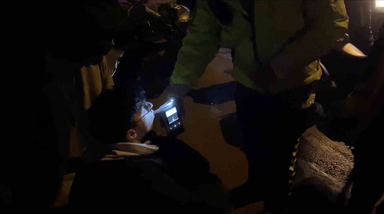 BURSA’NIN OSMANGAZİ İLÇESİNDE OTOMOBİL İLE MOTOSİKLETİN ÇARPIŞMASI SONUCU MEYDANA GELEN TRAFİK...