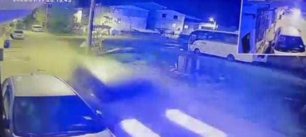 BURSA’NIN OSMANGAZİ İLÇESİNE BAĞLI PANAYIR MAHALLESİ’NDE MEYDANA GELEN KAZADA, SON SÜRAT GELEN BİR...