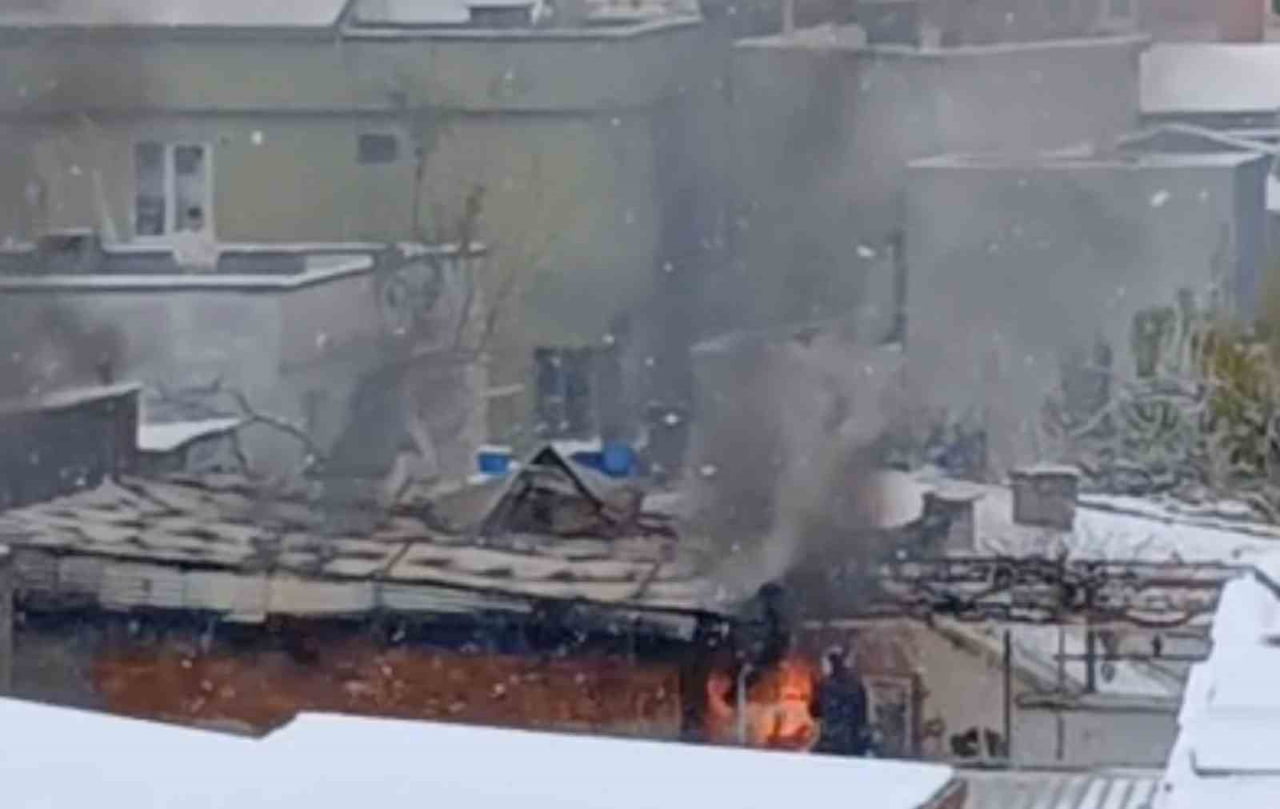 BURSA’NIN YILDIRIM İLÇESİ YEŞİLYAYLA MAHALLESİ’NDE BİR EVİN ÇATI KATINDA ÇIKAN YANGIN, İTFAİYE...