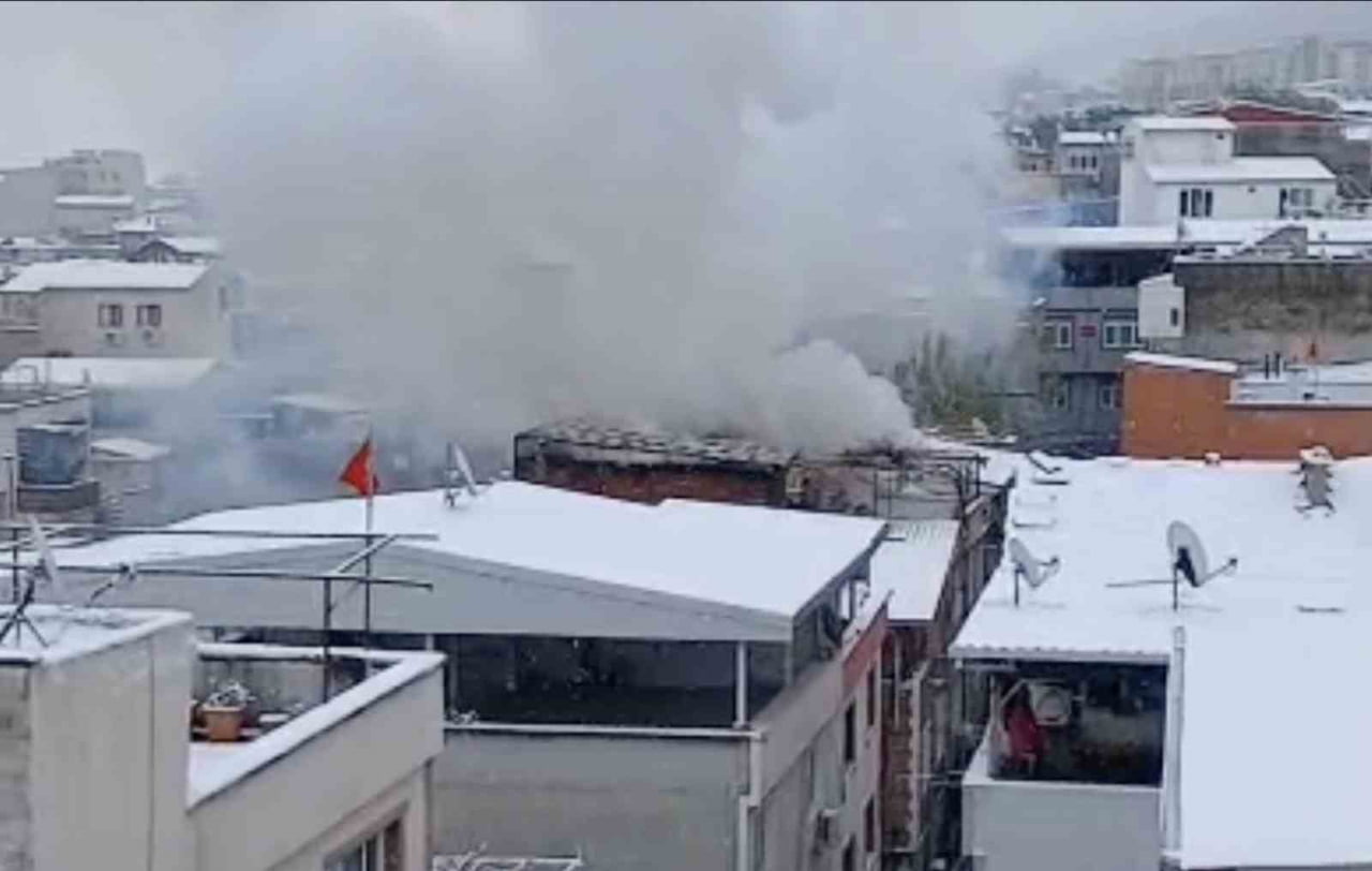 BURSA’NIN YILDIRIM İLÇESİ YEŞİLYAYLA MAHALLESİ’NDE BİR EVİN ÇATI KATINDA ÇIKAN YANGIN, İTFAİYE...
