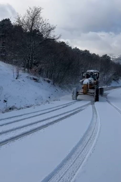 BURSA’NIN YÜKSEK KESİMLERİNDE KAR YAĞIŞININ ETKİLİ OLMASIYLA ÇALIŞMALARINI ARALIKSIZ SÜRDÜREN...