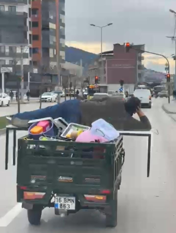 BURSA TRAFİĞİNDE MOTORUN ÜZERİNDE YATARAK İLERLEYEN ŞAHIS TRAFİKTEKİ RAHAT TAVIRLARIYLA DİKKAT...