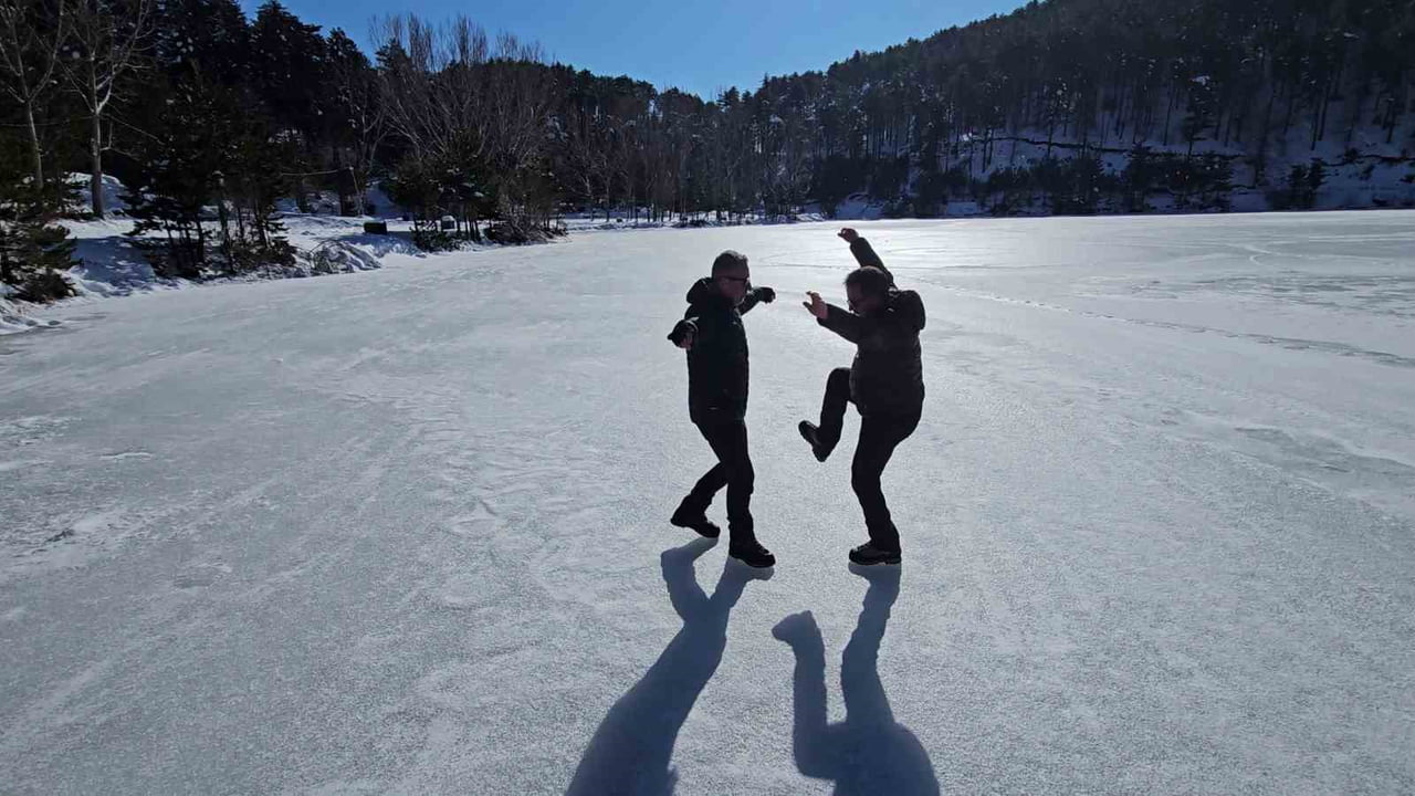 BURSALI DAĞCI YILLAR ÖNCE BAŞLATTIĞI BUZ TUTAN GÖLE GİRME GELENEĞİNİ BU YILDA GERÇEKLEŞTİRDİ. 6...