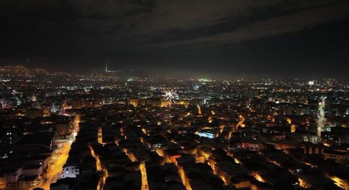 BURSALILAR, YENİ YILI HAVAİ FİŞEKLERLE KARŞILADI. TAKVİMLER 1 OCAK'I GÖSTERDİĞİNDE ŞEHRİN BİRÇOK...