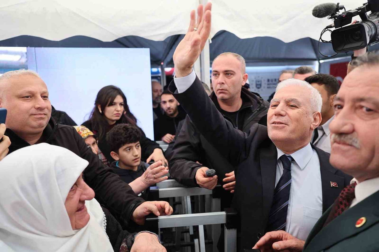 BÜYÜKŞEHİR BELEDİYE BAŞKANI MUSTAFA BOZBEY, SALDIRI GİRİŞİMİNE RAĞMEN MAHALLEDEN AYRILMADI...