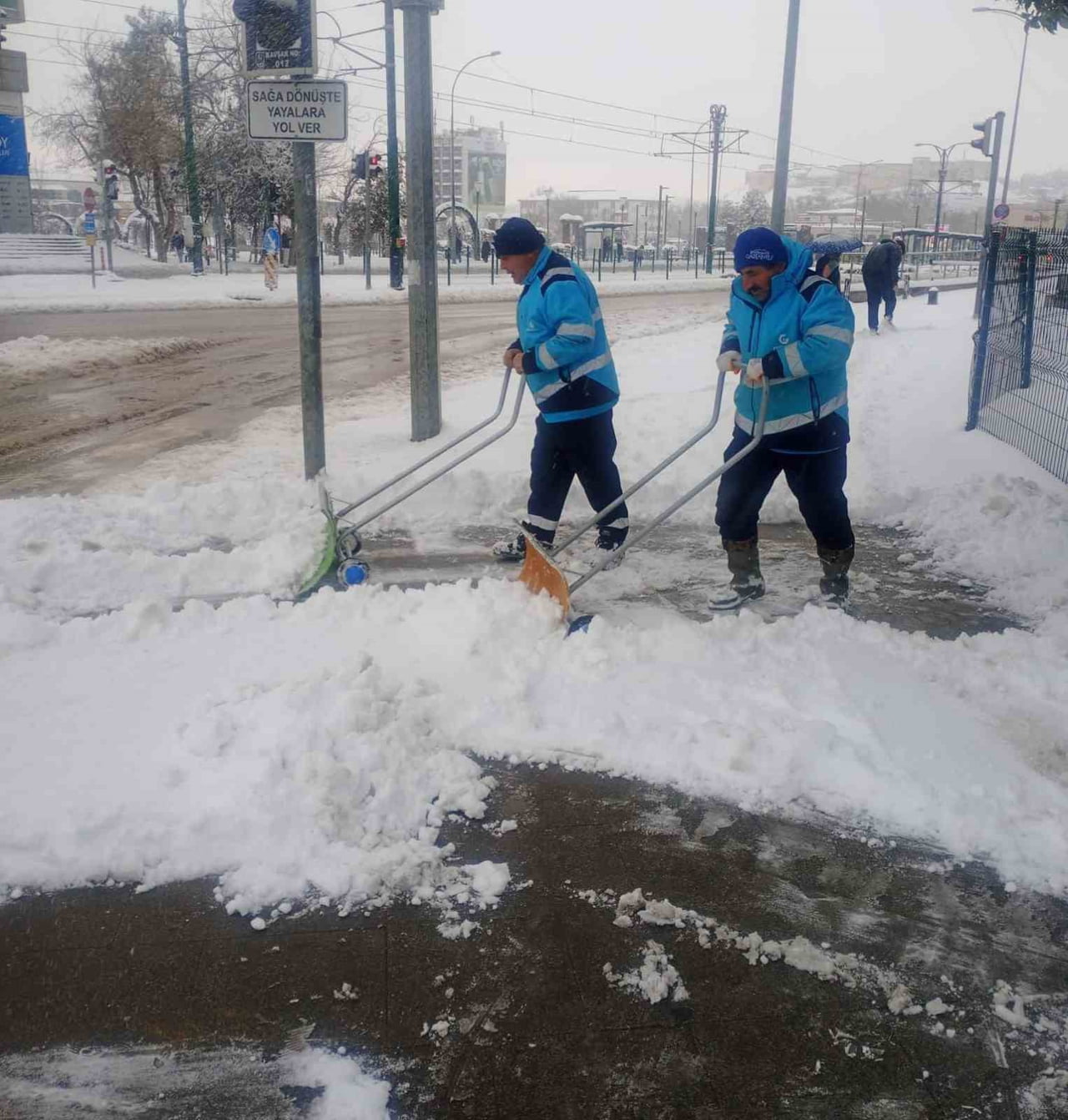 BÜYÜKŞEHİR’DEN KALDIRIMLARDA YAYA GÜVENLİĞİ İÇİN ÇALIŞMA