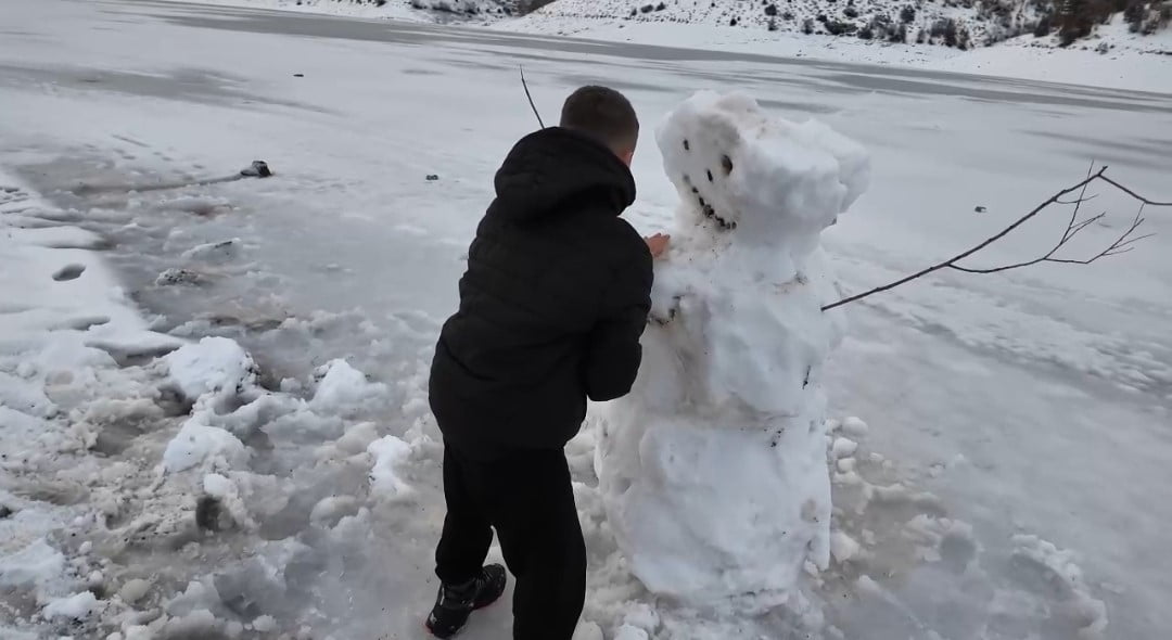 BUZ TUTAN BARAJI FIRSAT BİLEN ÇOCUKLAR, GÖLÜN ÜZERİNDE KARDAN ADAM YAPTI, KIZAKLA KAYARAK DOYASIYA...