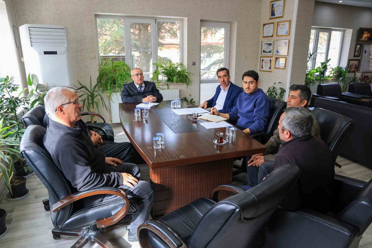 ÇAMELİ BELEDİYE BAŞKANI CENGİZ ARSLAN, İLÇEDEKİ TÜM MAHALLE MUHTARLARIYLA TOPLANTI YAPARAK...