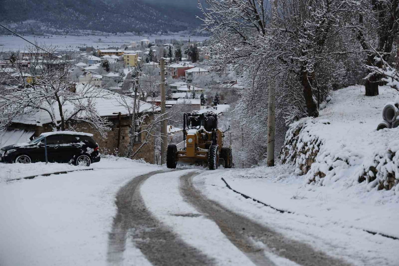 ÇAMELİ BELEDİYESİ İLÇEDE GECE SAATLERİNDE BAŞLAYAN KAR YAĞIŞI NEDENİYLE OLUMSUZLUK YAŞANMAMASI...
