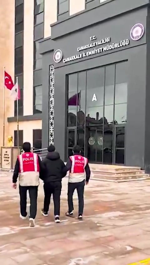 ÇANAKKALE'DE, BİR VATANDAŞIN 4 MİLYON TL DEĞERİNDEKİ ALTINLAR VE BANKA HESABINDAKİ 500 BİN TL'NİN...