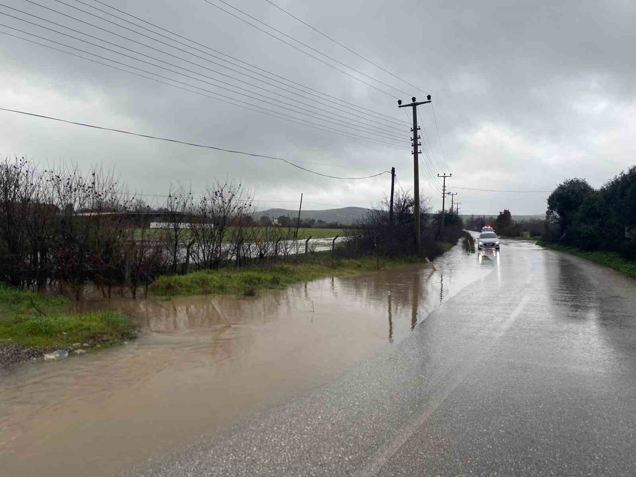ÇANAKKALE'NİN AYVACIK İLÇESİNDE ETKİLİ OLAN SAĞANAK YAĞIŞ SONRASI TARIM ARAZİLERİ SULAR ALTINDA...
