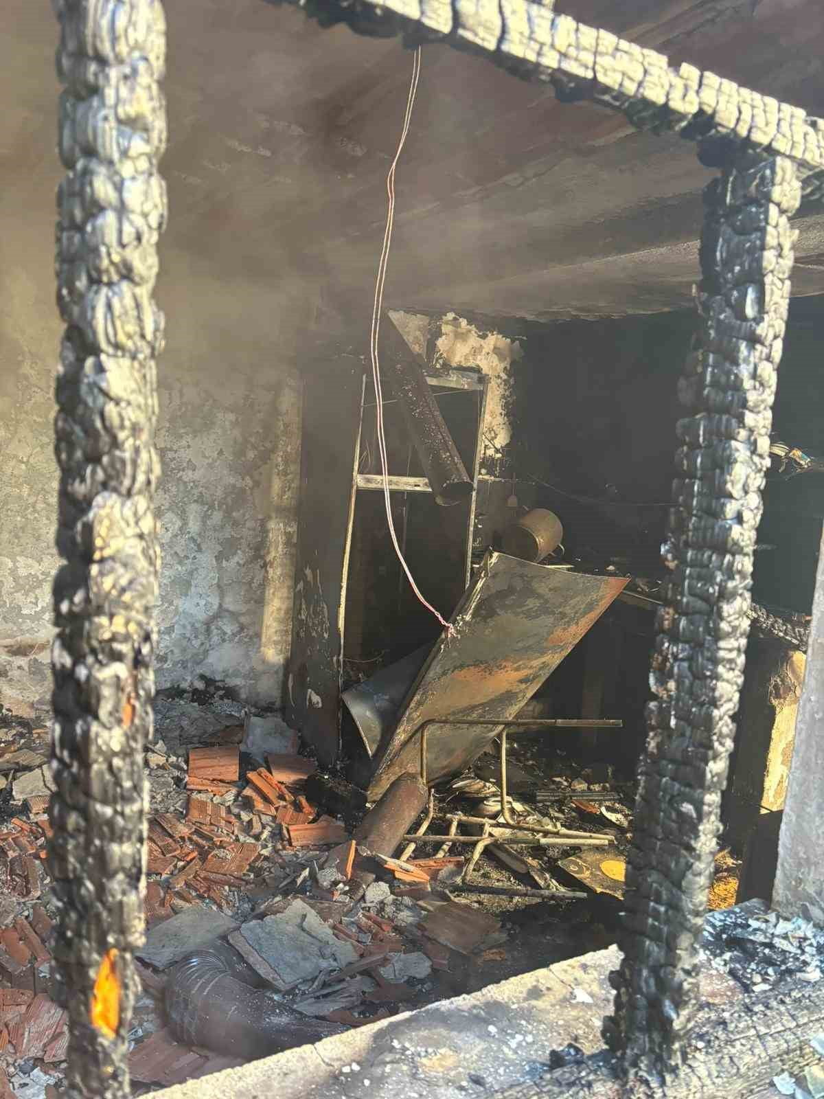 ÇANAKKALE'NİN BAYRAMİÇ İLÇESİNDE YÖRÜKLERE ÇEYİZ SANDIĞI YAPARAK GEÇİMİNİ SAĞLAYAN HÜSEYİN...