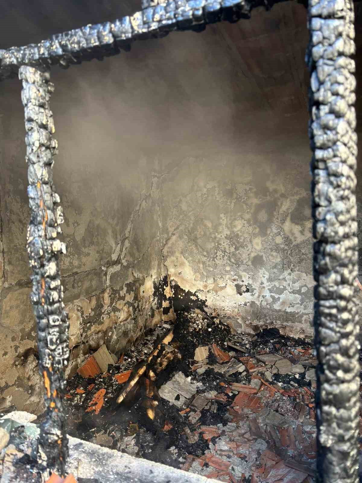 ÇANAKKALE'NİN BAYRAMİÇ İLÇESİNDE YÖRÜKLERE ÇEYİZ SANDIĞI YAPARAK GEÇİMİNİ SAĞLAYAN HÜSEYİN...