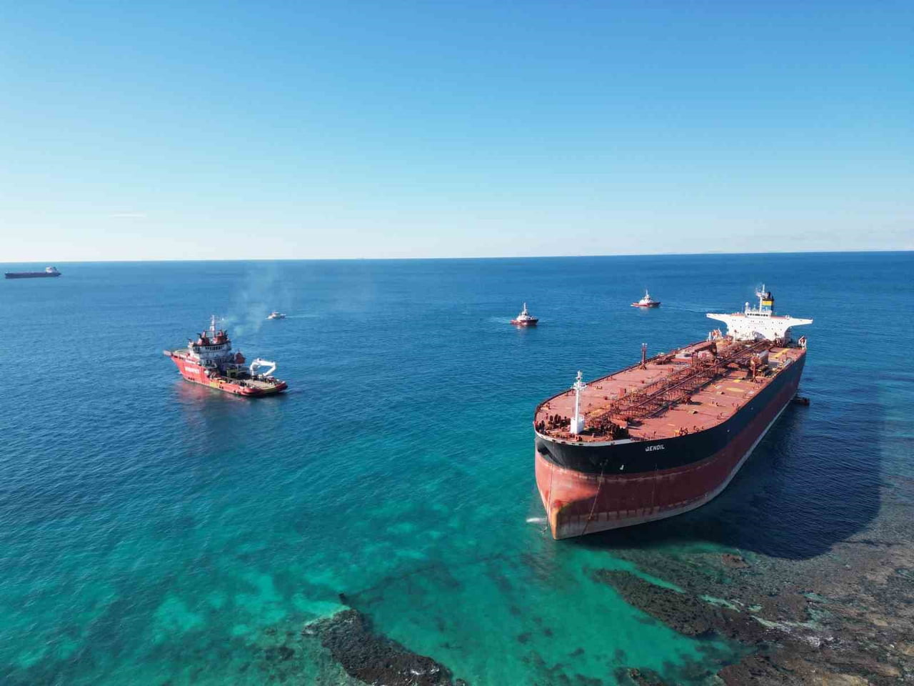 ÇANAKKALE'NİN BOZCAADA İLÇESİ AÇIKLARINDA LODOS FIRTINASI NEDENİYLE KARAYA OTURAN BOŞ HAM PETROL...