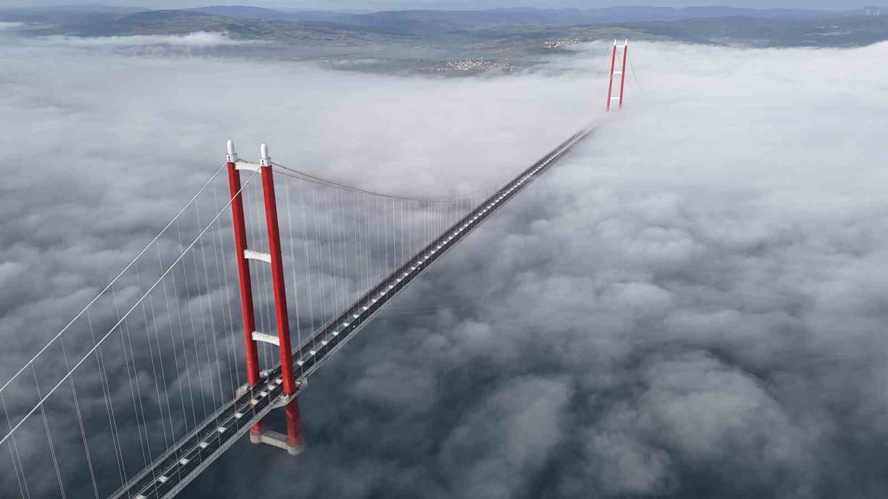 ÇANAKKALE BOĞAZI'NDA ETKİLİ OLAN SİS BULUTU GEÇİŞİ SIRASINDA DRONE İLE GÖRÜNTÜLENEN 2023 METRE...