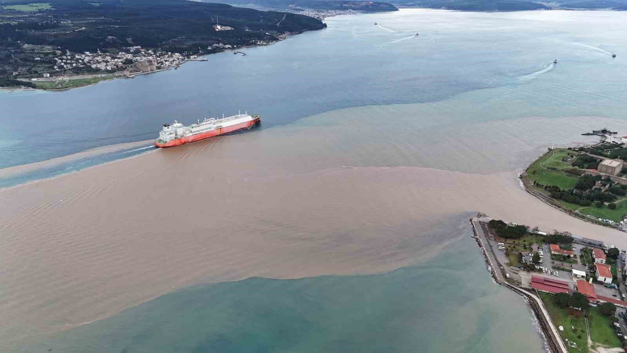 ÇANAKKALE BOĞAZI’NDA DENİZİN BİR BÖLÜMÜ, SAĞANAK YAĞIŞ SONRASI FARKLI BÖLGELERDEN BOĞAZA AKAN...