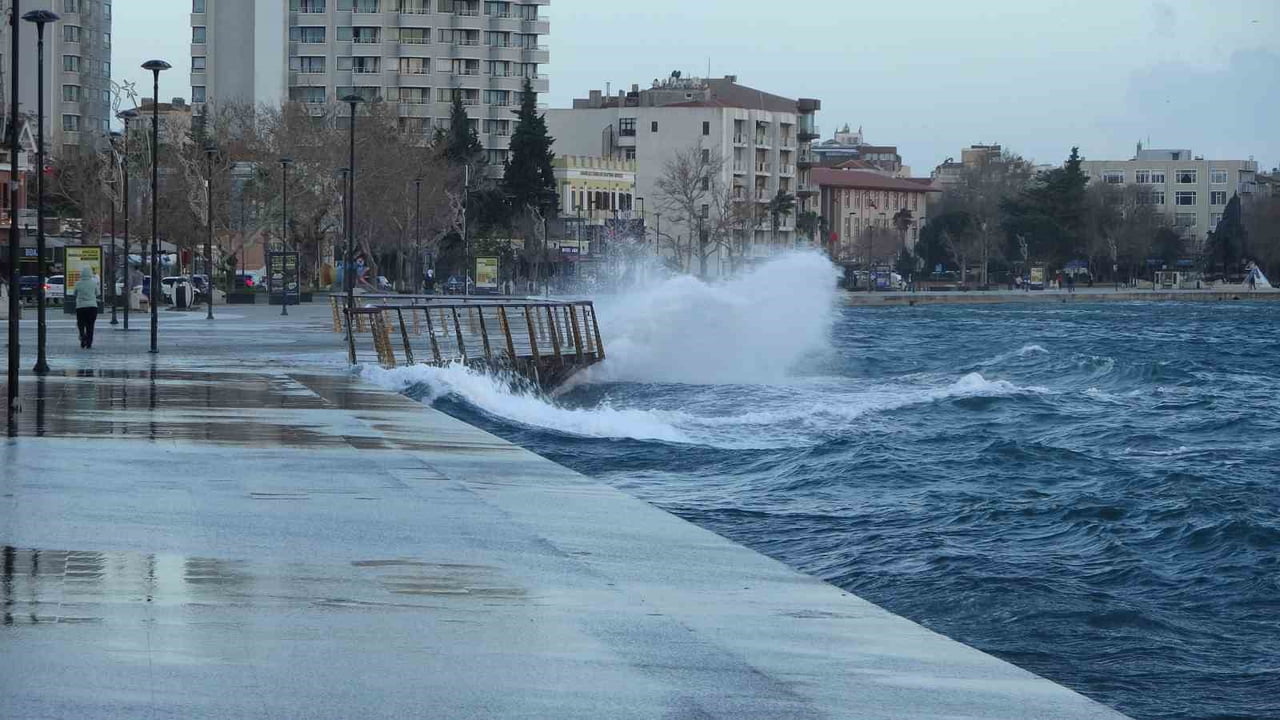 ÇANAKKALE BOĞAZINDA ETKİLİ OLAN LODOS FIRTINASI NEDENİYLE GEMİ TRAFİĞİ GECE SAAT 03.00 İTİBARİYLE...
