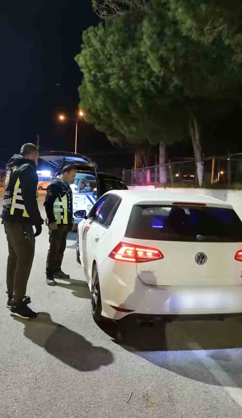 ÇANAKKALE’DE EMNİYET EKİPLERİNCE ARAÇ VE MOTOSİKLETLERİNE YÜKSEK SESLE MÜZİK YAYINI YAPAN VE...