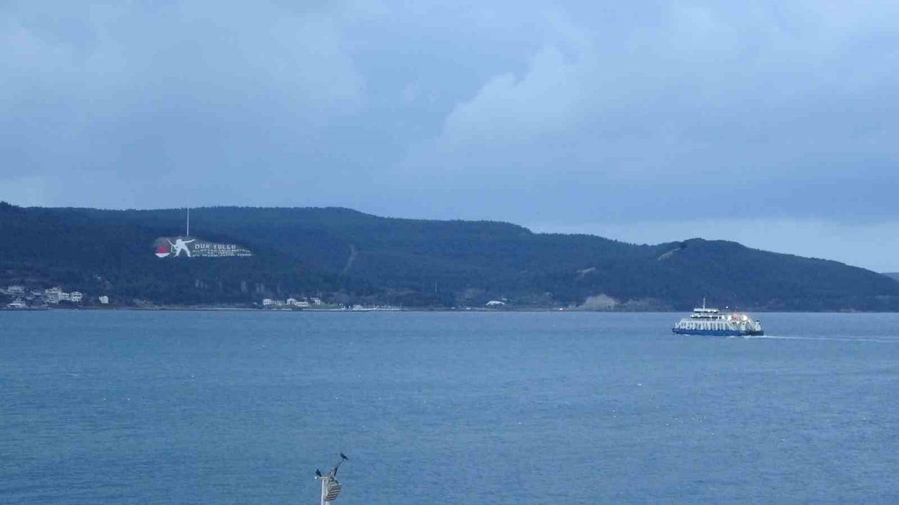 ÇANAKKALE’DE ETKİLİ OLAN LODOS FIRTINASI NEDENİYLE ÇİFT YÖNLÜ TRANSİT GEMİ GEÇİŞLERİNE KAPATILAN...