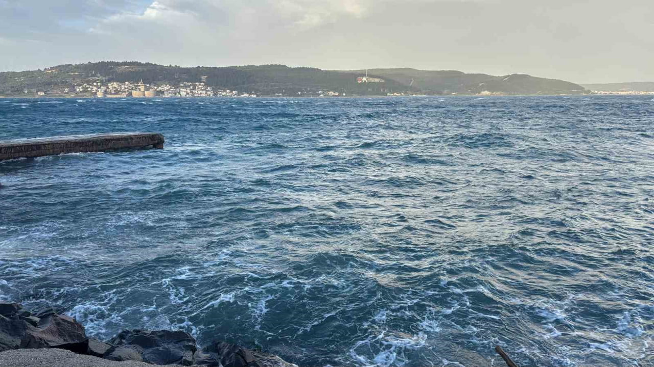 ÇANAKKALE’DE ETKİLİ OLAN LODOS FIRTINASI NEDENİYLE GEÇİCİ OLARAK DURUDULAN BOĞAZ HATTINDAKİ...