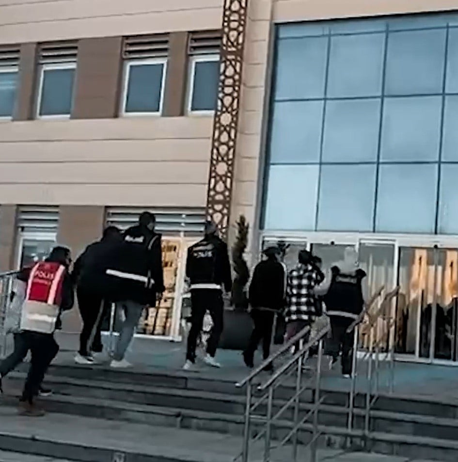 ÇANAKKALE’DE TEFECİLİK VE UYUŞTURUCU TİCARETİ YAPAN 2 ŞÜPHELİ TUTUKLANDI.