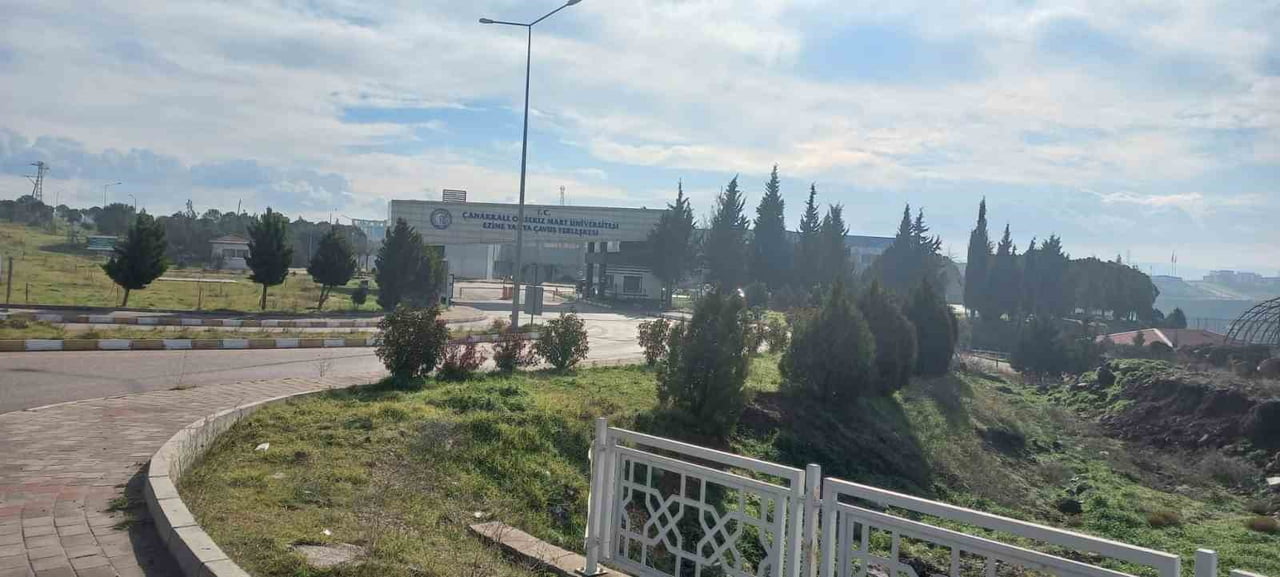 ÇANAKKALE ONSEKİZ MART ÜNİVERSİTESİ (ÇOMÜ) EZİNE MESLEK YÜKSEKOKULU'NDA İDARİ PERSONEL OLAN SERDAL...