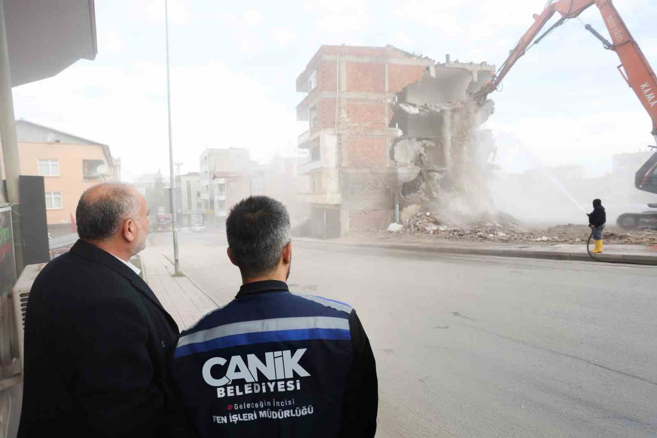 CANİK BELEDİYE BAŞKANI İBRAHİM SANDIKÇI, KENTSEL DÖNÜŞÜMLE VATANDAŞLARI GÜVENLİ YAŞAM ALANLARIYLA...