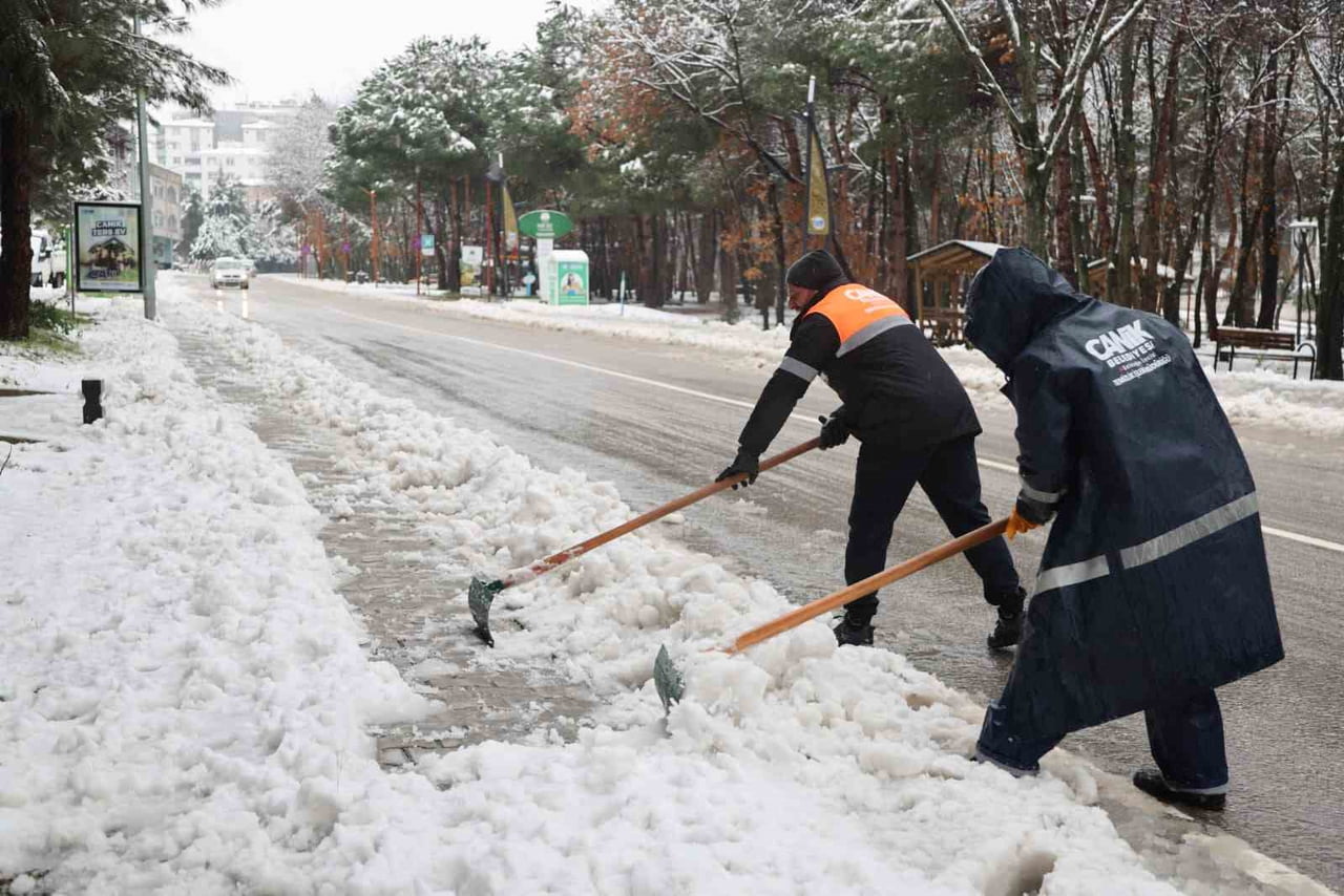 CANİK BELEDİYE BAŞKANI İBRAHİM SANDIKÇI, TÜM EKİPLERLE BİRLİKTE SAHADA KARLA MÜCADELE...