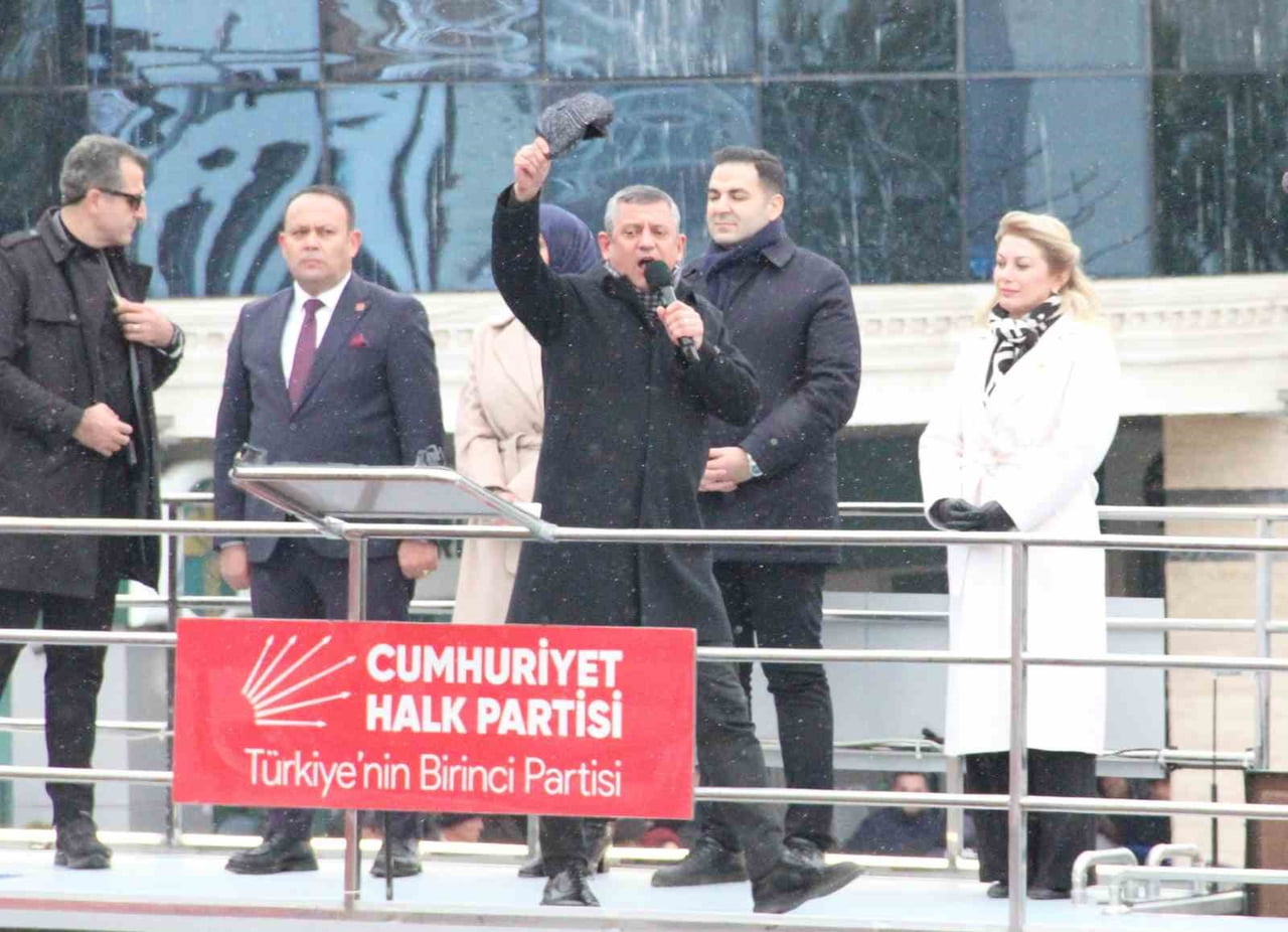 ÇANKIRI'DA DÜZENLEDİĞİ MİTİNGDE VATANDAŞLARA SESLENEN CHP GENEL BAŞKANI ÖZGÜR ÖZEL, AMERİKA...