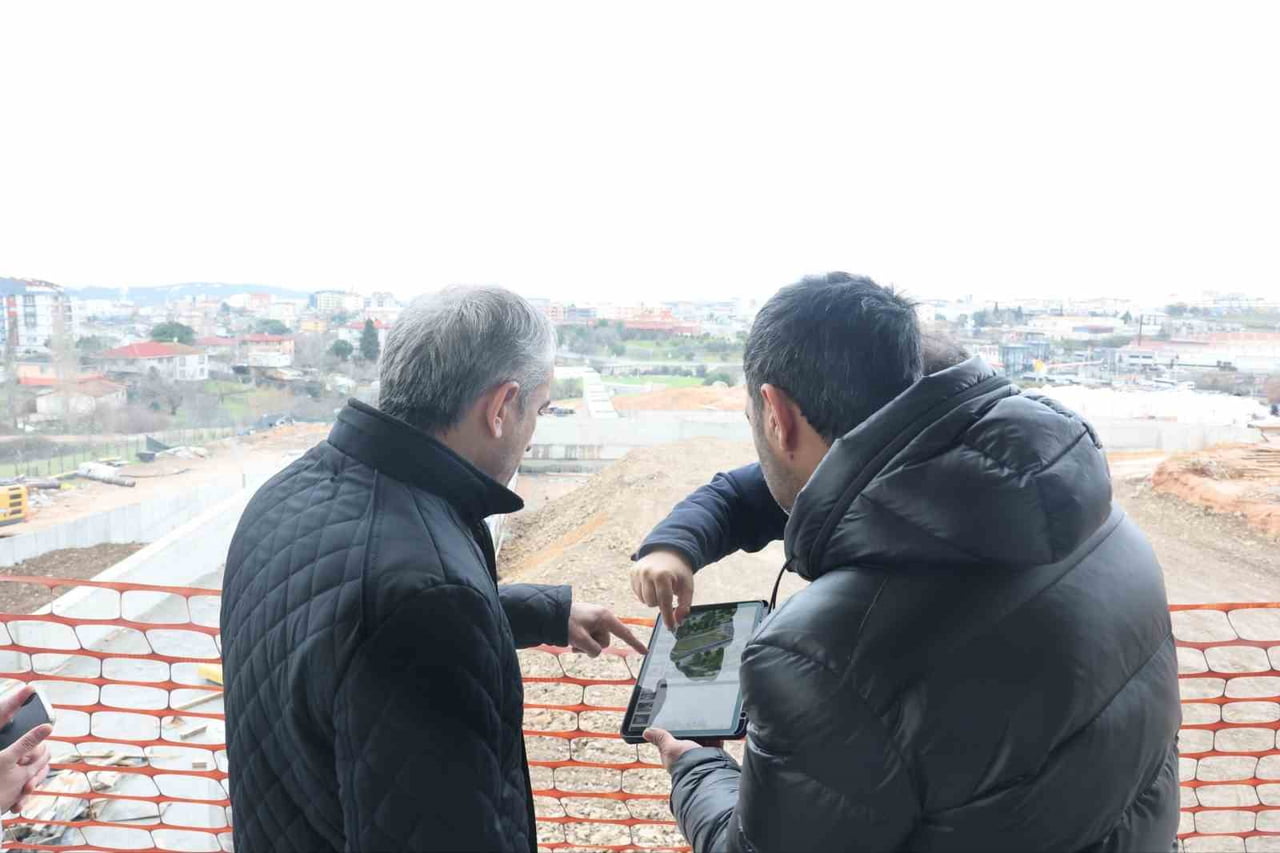 ÇAYIROVA BELEDİYE BAŞKANI BÜNYAMİN ÇİFTÇİ, İLÇEDE YAPIMI DEVAM EDEN SPOR LİSESİ İNŞAATINDA...