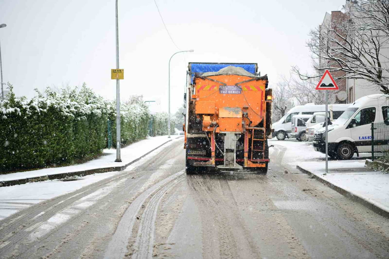 ÇAYIROVA BELEDİYESİ EKİPLERİ, İLÇEDE ETKİLİ OLAN KAR YAĞIŞI NEDENİYLE ULAŞIMDA AKSAMA YAŞANMAMASI...