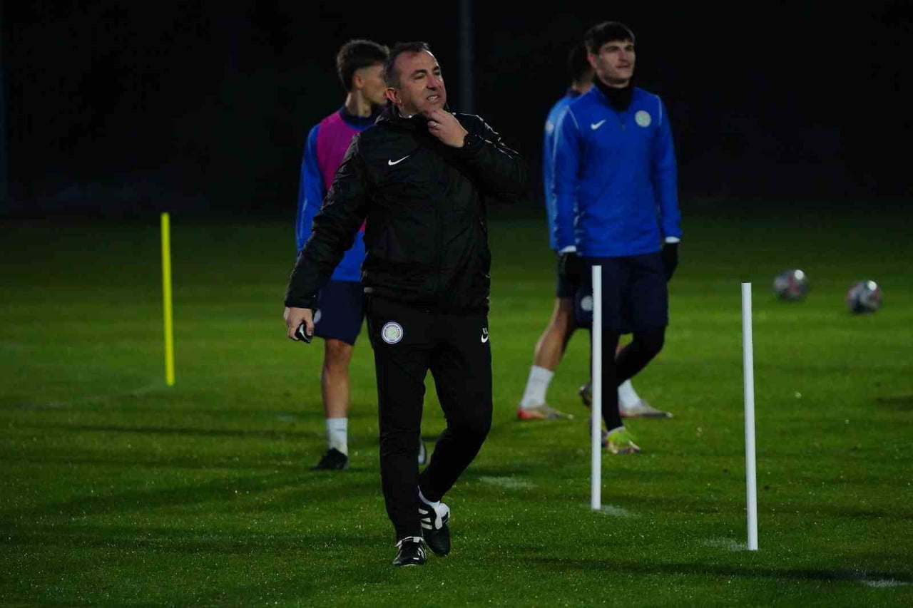 ÇAYKUR RİZESPOR, DEVRE ARASI KAMP HAZIRLIKLARI İÇİN BULUNDUĞU ANTALYA'DA GÜNÜ 2 ANTRENMANLA...