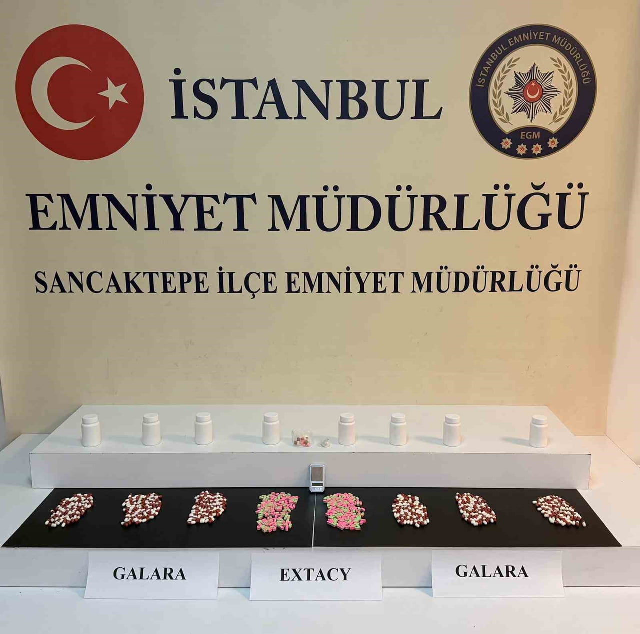 ÇEKMEKÖY'DE DÜZENLENEN UYUŞTURUCU OPERASYONUNDA ÇOK SAYIDA UYUŞTURUCU HAP VE METAMFETAMİN ELE...