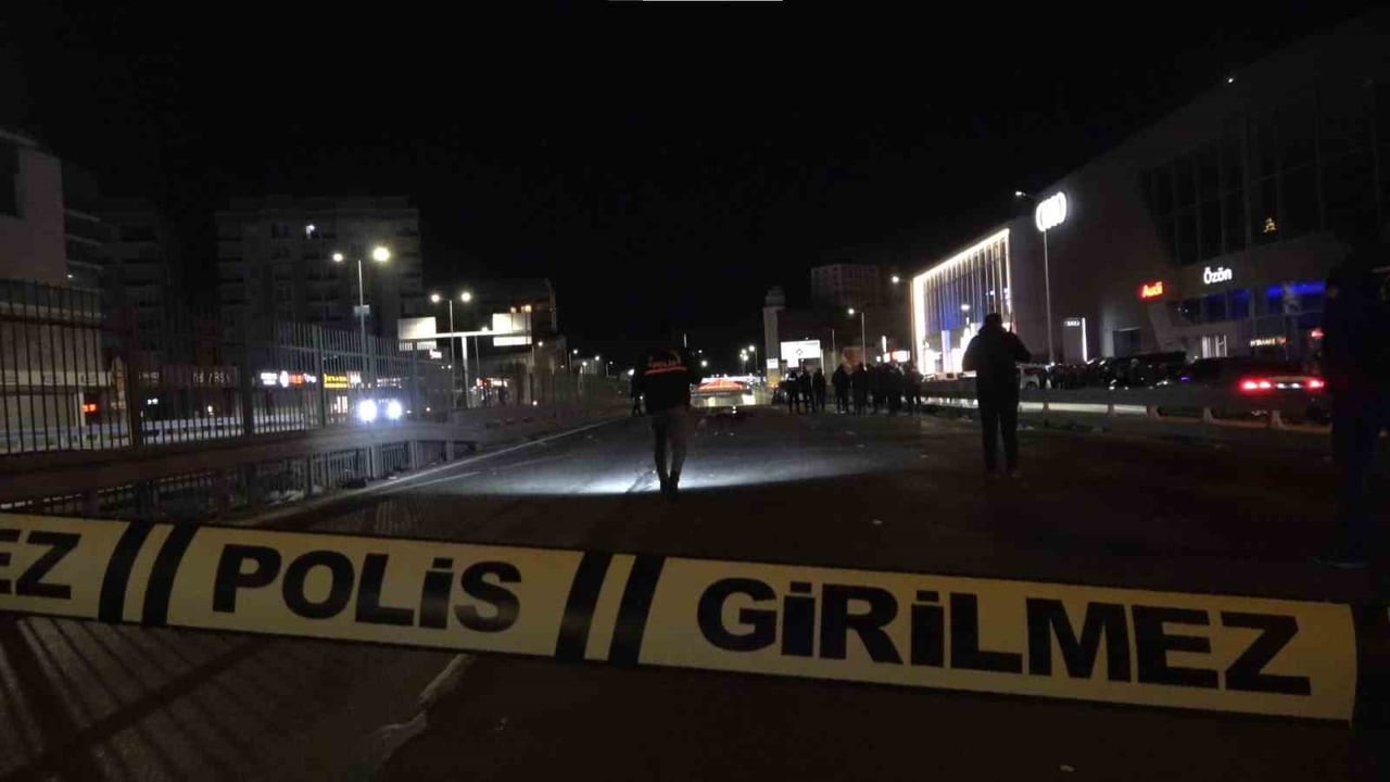 ÇEKMEKÖY’DE MAKAS ATARAK VE AŞIRI HIZLA İLERLEYEN BİR ARACIN ÇARPTIĞI KURYE, OLAY YERİNDE HAYATINI...