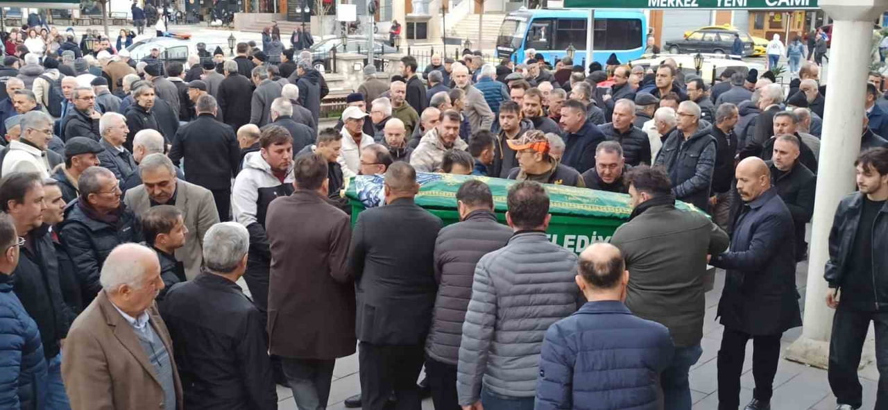 CENAZE NAMAZINA ÇOK SAYIDA SEVENİ KATILDI