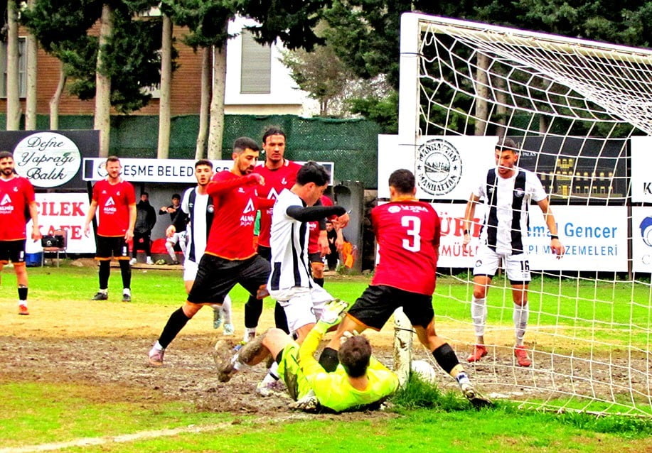 ÇEŞME BELEDİYESPOR, SAHASINDA KONUK ETTİĞİ GÜZELBAHÇE BELEDİYESPOR’U 3-2 MAĞLUP EDEREK BİTİME İKİ...