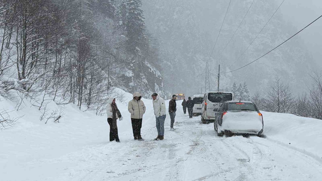 ÇIĞ ALTINDA KALAN HERHANGİ BİR ARACIN OLMADIĞI ÖĞRENİLİRKEN, YOLUN HER İKİ YAKASINDA DA MAHSUR...