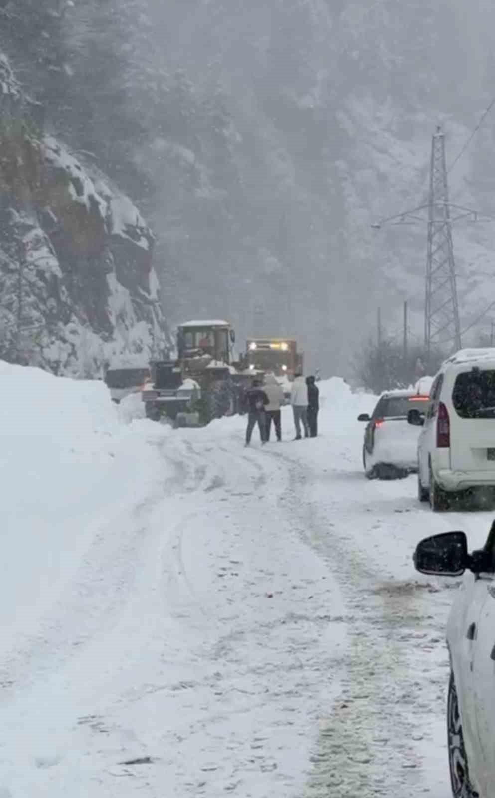ÇIĞ NEDENİYLE ULAŞIMA KAPANAN TRABZON-BAYBURT KARAYOLU KARDAN TEMİZLENEREK KONTROLLÜ OLARAK...