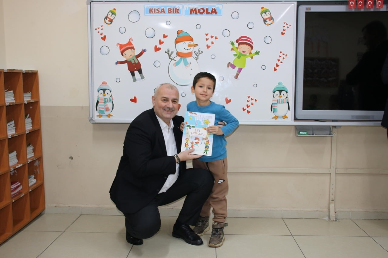 ÇİLİMLİ İLÇESİNDE KÜÇÜK ÖĞRENCİLER KARNELERİNİ BELEDİYE BAŞKANI YILMAZ YILDIZ’IN ELİNDEN...