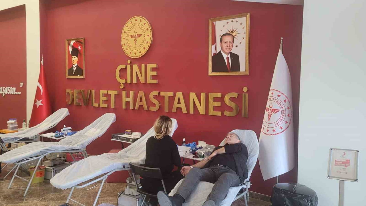 ÇİNE DEVLET HASTANESİ’NDE KURULAN KAN BAĞIŞI STANDINDA GÖNÜLLÜ PERSONEL VE VATANDAŞLARIN...